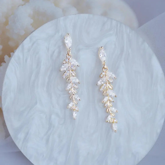 Pendientes de Oro Auténtico de 18k con Circonia Cúbica: Pequeños y Exquisitos