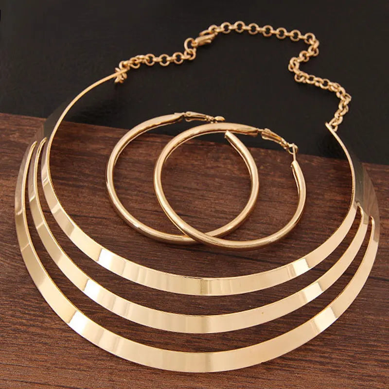 Conjunto de Joyería de Declaración en Color Dorado: Collar Torques y Pendientes Redondos