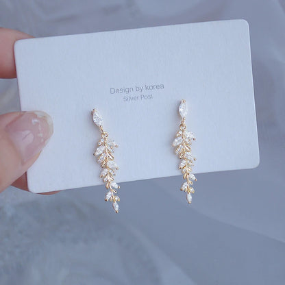 Pendientes de Oro Auténtico de 18k con Circonia Cúbica: Pequeños y Exquisitos