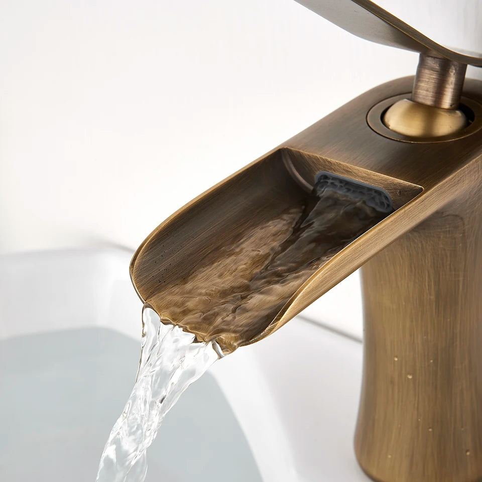 Grifo de Lavabo en Cascada de Latón Antiguo | Mezclador de Agua Caliente y Fría | Grifo de Baño con Manija Única | Accesorio de Lavabo Elegante