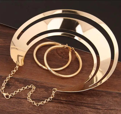 Conjunto de Joyería de Declaración en Color Dorado: Collar Torques y Pendientes Redondos