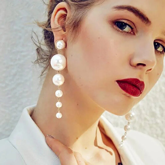 Pendientes largos de perlas de imitación: Elegancia lunar y estelar para regalos de fiesta