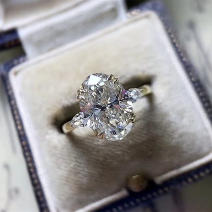 Anillo de compromiso de circonita cúbica ovalada: Lujo dorado y moda brillante
