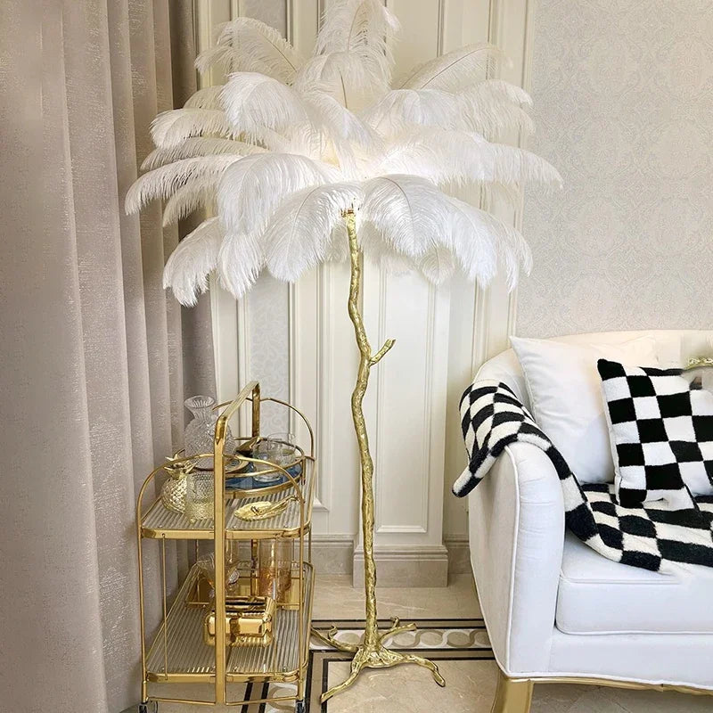 Lámpara de Pie LED con Plumas de Avestruz Nórdica, Resina y Cobre – Decoración para Sala, Dormitorio o Mesita de Noche