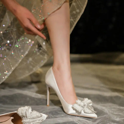 Zapatos de Boda Blancos para Mujer 2024 - Tacones Finos de Satén de Seda con Perlas y Lazo, Zapatos de Novia y Dama de Honor