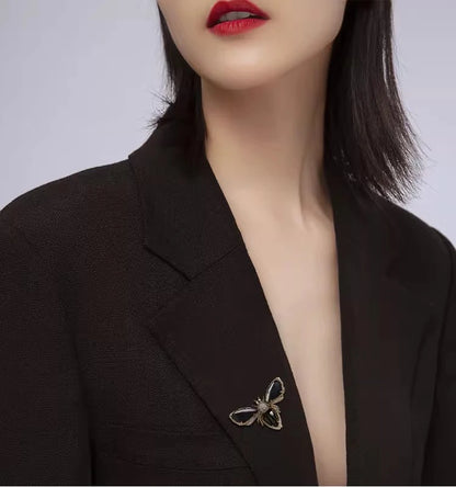 Broche de Abeja de Lujo  - Ramillete de Cristales Coloridos, Accesorio de Moda para Mujer
