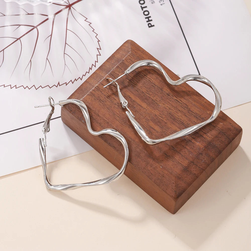 Pulsera de Moda para Mujer - Diseño de Corazón Hueco, 1 Par, Joyería Exagerada, Regalo de Cumpleaños