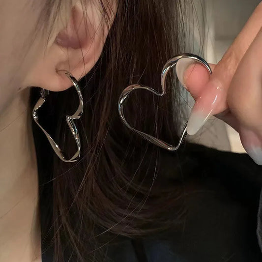 2 Pcs de Pendientes Cuff con Diseño de Corazón Hueco para Mujeres - Joyas de Cumpleaños Exageradas y Modernas