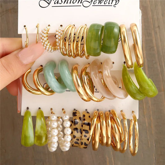 Conjunto de Aretes Dangle de Color Dorado Modyle - Aretes de Mariposa Acrílicos Huecos y Aros en Forma de Corazón para Mujeres