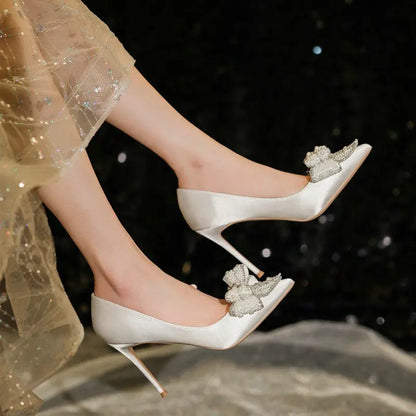 Zapatos de Boda Blancos para Mujer 2024 - Tacones Finos de Satén de Seda con Perlas y Lazo, Zapatos de Novia y Dama de Honor