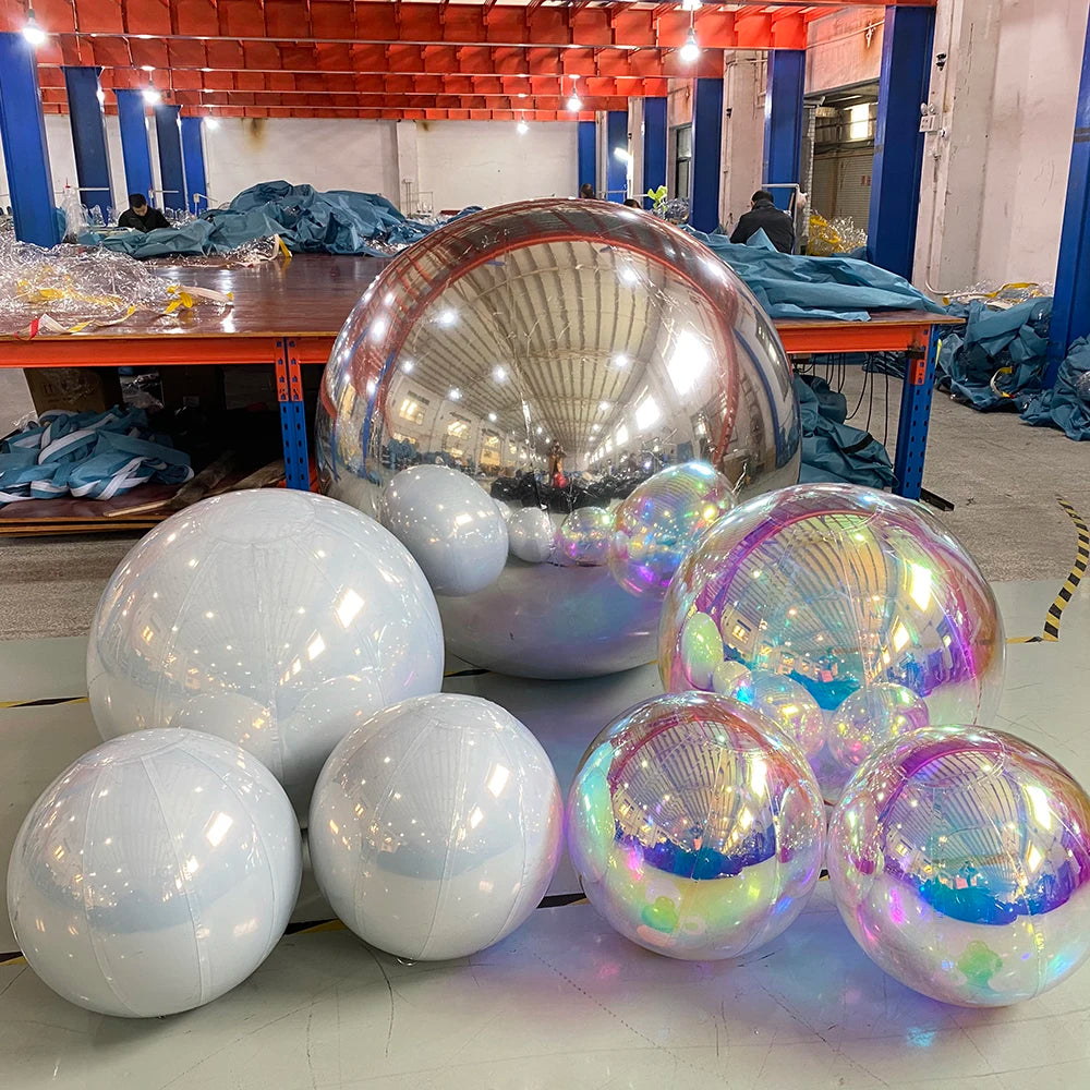 Transforma tu celebración con nuestra Bola de Espejo Inflable Colgante Gigante. Perfecta para bodas y decoraciones de jardín, esta esfera colorida sellada añade un toque mágico a cualquier evento.