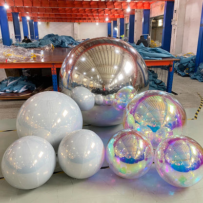 Transforma tu celebración con nuestra Bola de Espejo Inflable Colgante Gigante. Perfecta para bodas y decoraciones de jardín, esta esfera colorida sellada añade un toque mágico a cualquier evento.