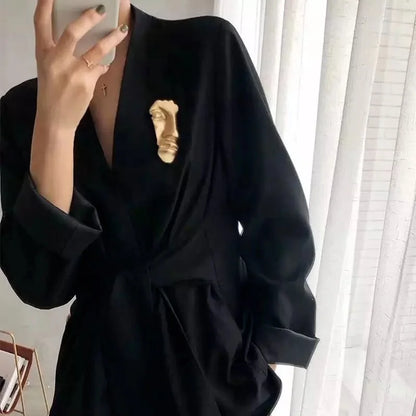 Broche Clásico de Acrílico y Aleación de Zinc para Mujer - Accesorio de Moda con Tema de Belleza