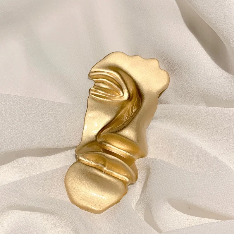 Broche Clásico de Acrílico y Aleación de Zinc para Mujer - Accesorio de Moda con Tema de Belleza