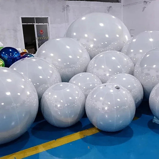 Transforma tu celebración con nuestra Bola de Espejo Inflable Colgante Gigante. Perfecta para bodas y decoraciones de jardín, esta esfera colorida sellada añade un toque mágico a cualquier evento.
