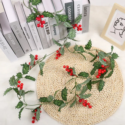 Guirnalda Navideña de Acebo Artificial con Bayas – Decoración de 1.8M para Árboles de Navidad y Hogar