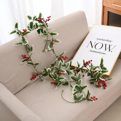 Guirnalda Navideña de Acebo Artificial con Bayas – Decoración de 1.8M para Árboles de Navidad y Hogar