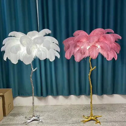 Lámpara de Pie LED con Plumas de Avestruz Nórdica, Resina y Cobre – Decoración para Sala, Dormitorio o Mesita de Noche