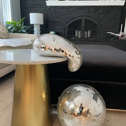 Decoración con Esfera Disco Derretida - Escultura Moderna para un Hogar Maximalista