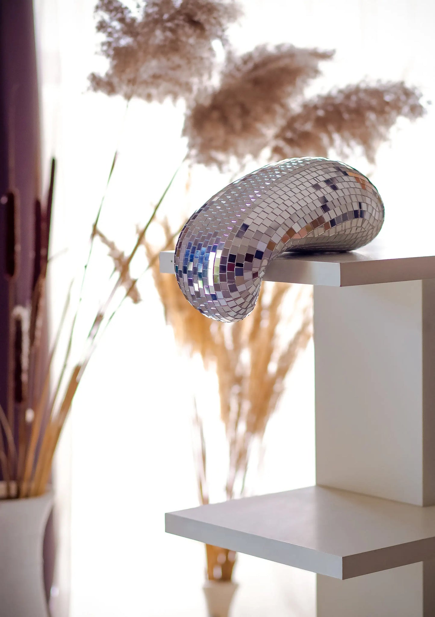 Decoración con Esfera Disco Derretida - Escultura Moderna para un Hogar Maximalista