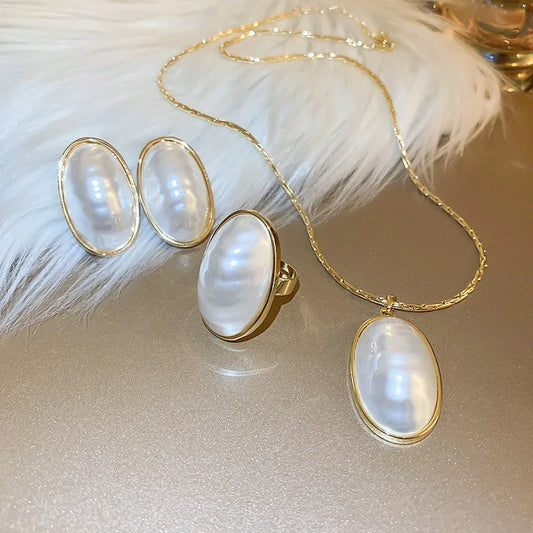 Collar de perlas grandes ovaladas para mujer, moda francesa, pendientes de tuerca de perlas de alta calidad, conjuntos de joyas de boda, moda de lujo, nuevo