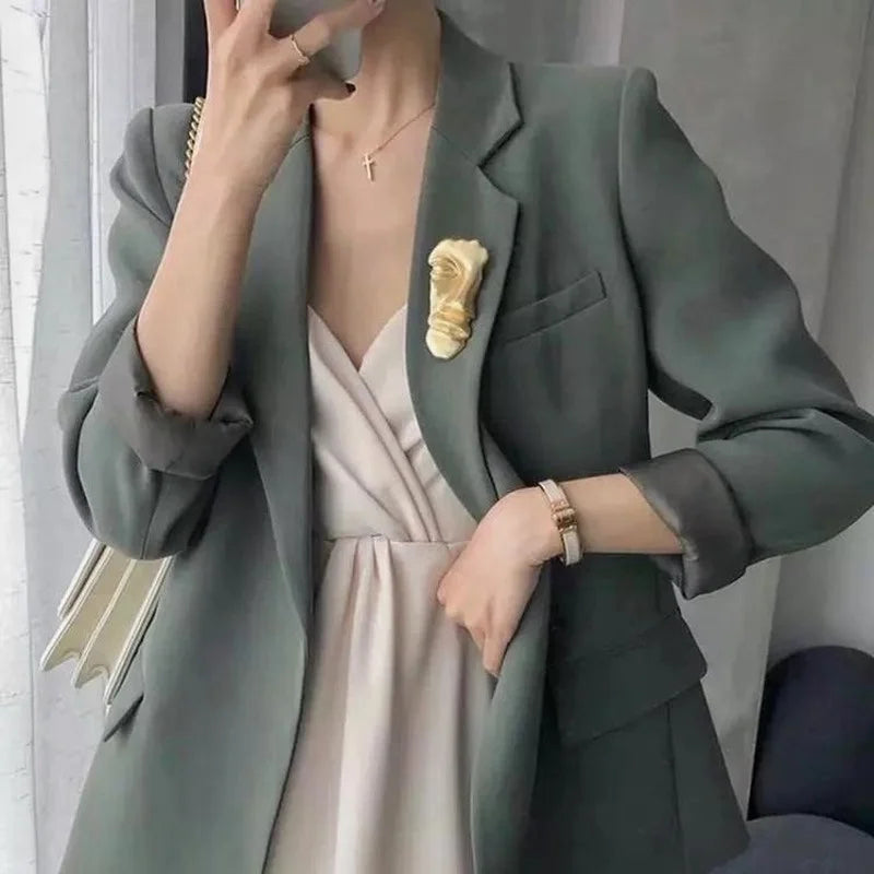 Broche Clásico de Acrílico y Aleación de Zinc para Mujer - Accesorio de Moda con Tema de Belleza