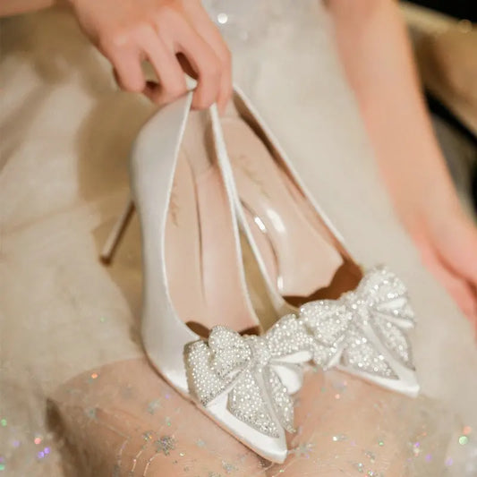 Zapatos de Boda Blancos para Mujer 2024 - Tacones Finos de Satén de Seda con Perlas y Lazo, Zapatos de Novia y Dama de Honor