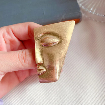 Broche Clásico de Acrílico y Aleación de Zinc para Mujer - Accesorio de Moda con Tema de Belleza