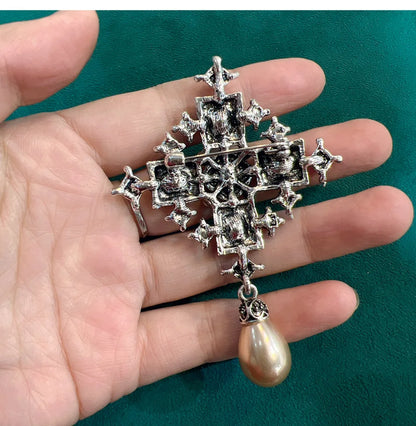 Broches de Cruz Barrocos Nuevos con Perlas y Rhinestones para Mujeres y Hombres, Elegantes Pins de Metal Vintage para Ropa y Abrigos, Accesorios de Joyería para Fiestas