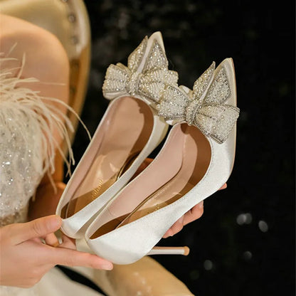 Zapatos de Boda Blancos para Mujer 2024 - Tacones Finos de Satén de Seda con Perlas y Lazo, Zapatos de Novia y Dama de Honor
