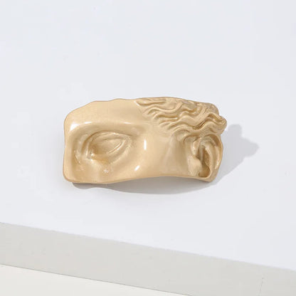 Broche Clásico de Acrílico y Aleación de Zinc para Mujer - Accesorio de Moda con Tema de Belleza