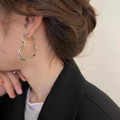 Pulsera de Moda para Mujer - Diseño de Corazón Hueco, 1 Par, Joyería Exagerada, Regalo de Cumpleaños