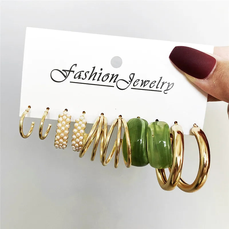Conjunto de Aretes Dangle de Color Dorado Modyle - Aretes de Mariposa Acrílicos Huecos y Aros en Forma de Corazón para Mujeres