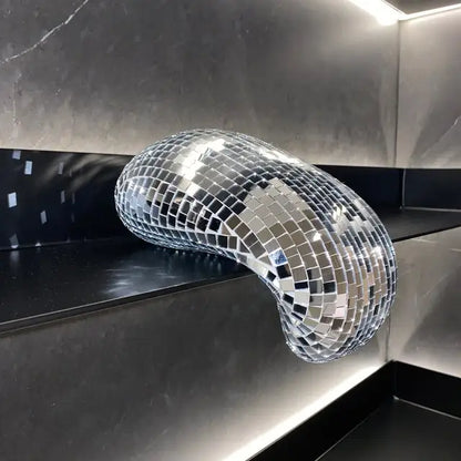 Decoración con Esfera Disco Derretida - Escultura Moderna para un Hogar Maximalista