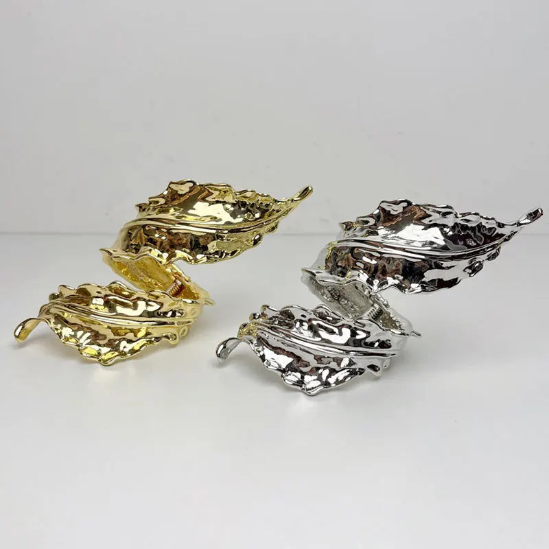 Pulsera de Hoja de Metal para Mujer - Brazalete Vintage Punk de Aleación de Zinc, Estilo Irregular y Exagerado en Color Dorado