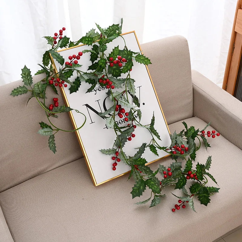 Guirnalda Navideña de Acebo Artificial con Bayas – Decoración de 1.8M para Árboles de Navidad y Hogar