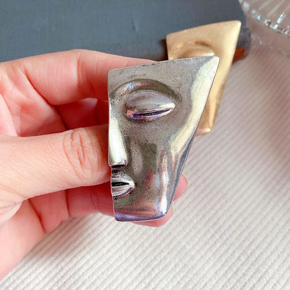 Broche Clásico de Acrílico y Aleación de Zinc para Mujer - Accesorio de Moda con Tema de Belleza