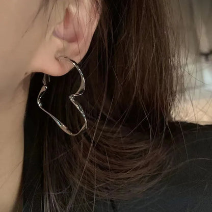 2 Pcs de Pendientes Cuff con Diseño de Corazón Hueco para Mujeres - Joyas de Cumpleaños Exageradas y Modernas