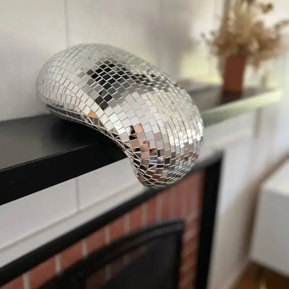 Decoración con Esfera Disco Derretida - Escultura Moderna para un Hogar Maximalista