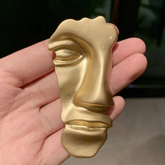 Broche Clásico de Acrílico y Aleación de Zinc para Mujer - Accesorio de Moda con Tema de Belleza