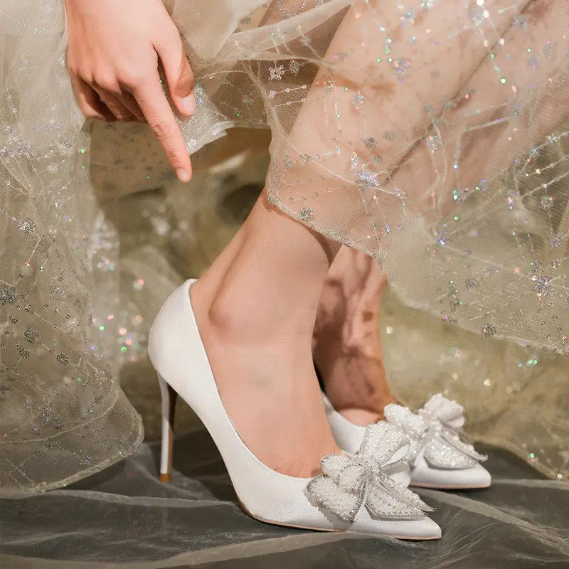 Zapatos de Boda Blancos para Mujer 2024 - Tacones Finos de Satén de Seda con Perlas y Lazo, Zapatos de Novia y Dama de Honor