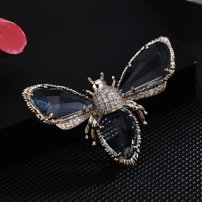 Broche de Abeja de Lujo  - Ramillete de Cristales Coloridos, Accesorio de Moda para Mujer