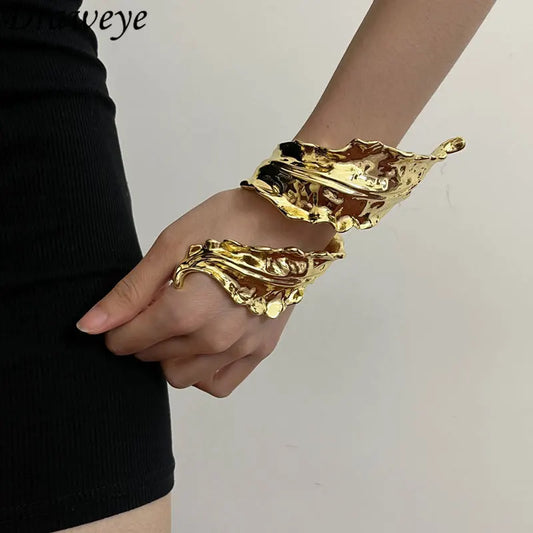 Pulsera de Hoja de Metal para Mujer - Brazalete Vintage Punk de Aleación de Zinc, Estilo Irregular y Exagerado en Color Dorado